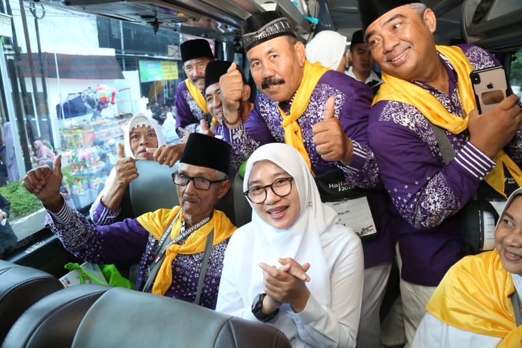 Loper koran naik haji, Dulhari berfoto bersama Bupati Banyuwangi Ipuk Fiestiandani, Selasa (13/5/2025)