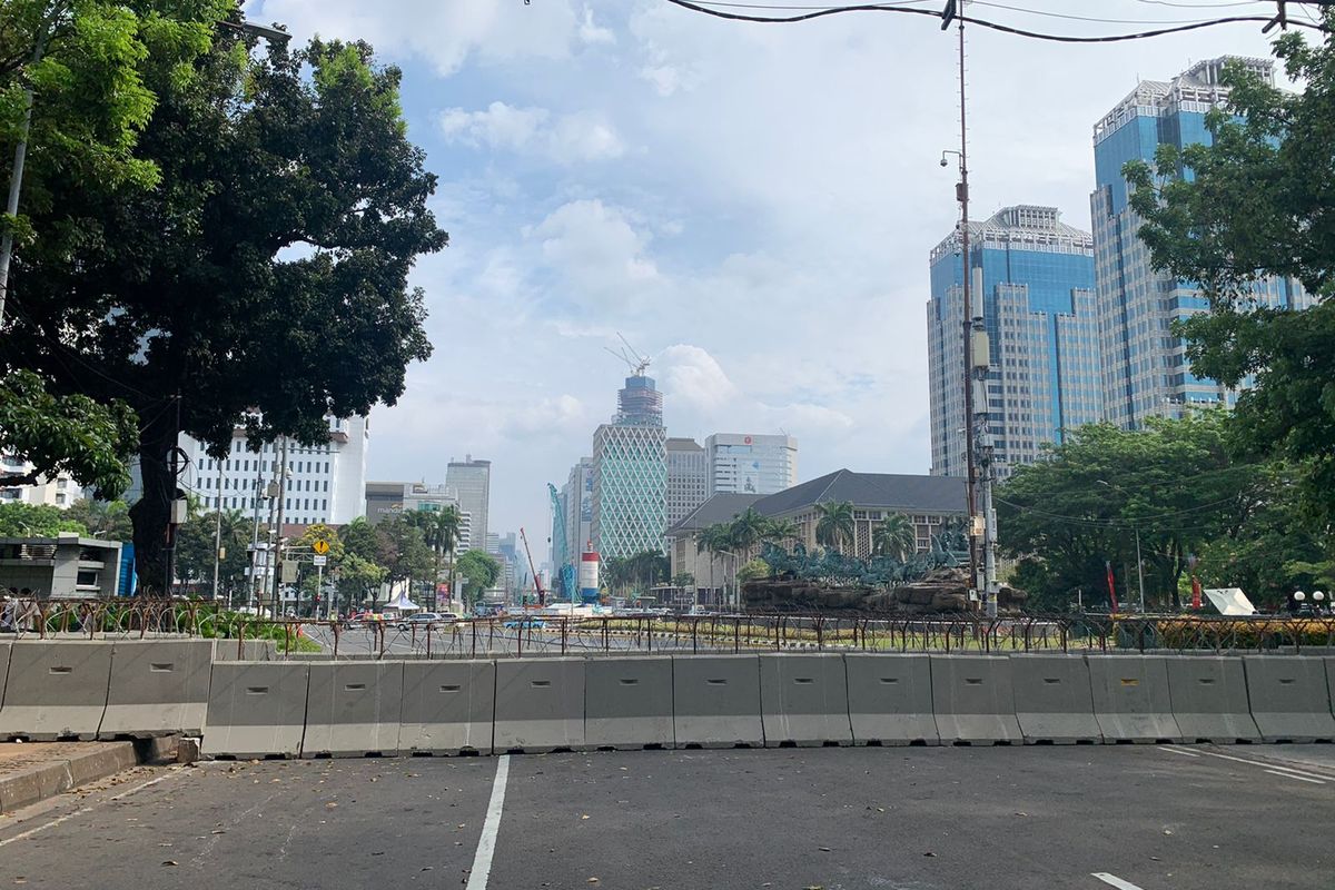 Jalan Medan Merdeka Barat ditutup sementara imbas adanya rencana aksi unjuk rasa yang dilakukan oleh sejumlah mahasiswa dari berbagai universitas di kawasan Patung Arjuna Wijaya, Jakarta Pusat, Jumat (30/9/2022).