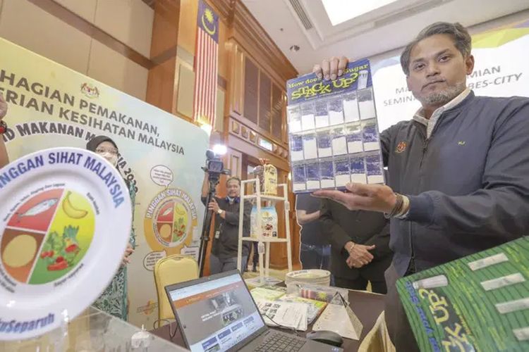 Menteri Kesehatan Malaysia Khairy Jamaluddin saat peluncuran program pemasangan penghitung kalori di restoran-restoran Malaysia, setelah ditemukan bahwa separuh populasi Negeri Jiran kelebihan berat badan.
