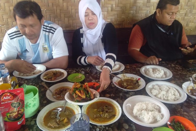 Pengunjung menikmati Makanan Spesifik Khas Aceh Rayeuk di Desa Lam Panah, Kecamatan Indra Puri, Kabupaten Aceh Besar, Rabu (23/10/2019)