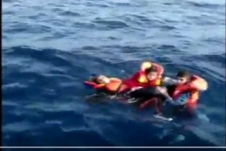 Dua nelayan Turki menyelamatkan seorang bayi pengungsi Suriah yang ditemukan mengambang di Laut Aegean setelah perahu karet mereka tenggelam terhempas ombak.