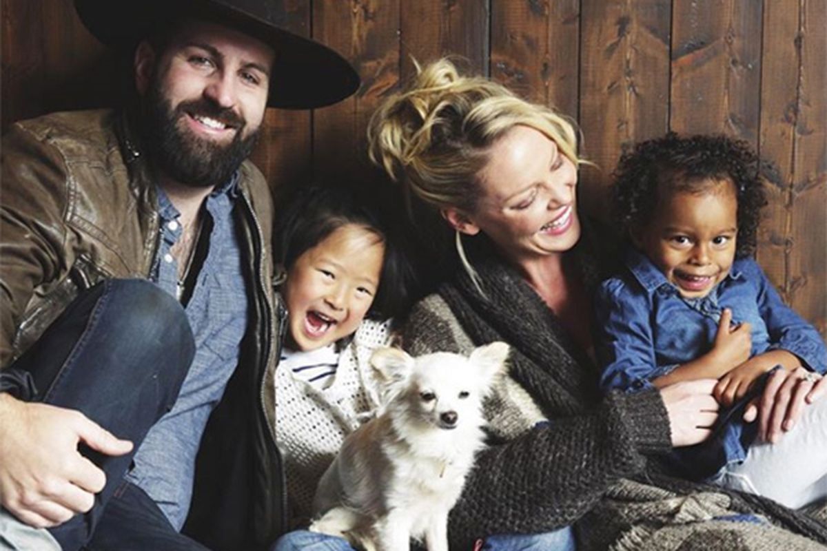 Katherine Heigl bersama suaminya Josh Kelley dan anak-anaknya.