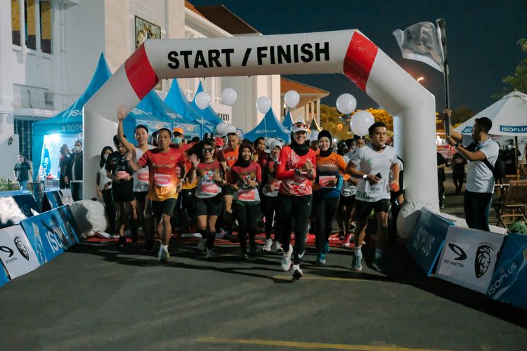 Ratusan peserta berlari di event lari tahunan New Year Run 2022 Semarang Runners.