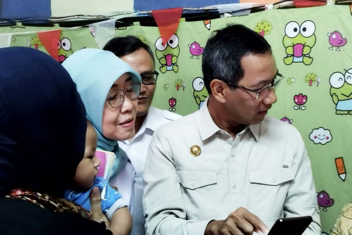 Pejabat Gubernur DKI Jakarta Heru Budi Hartono bersama Kepala Dinas Kesehatan DKI Jakarta Widyastuti melakukan peninjauan ke Posyandu Cempaka III, Cempaka Putih Barat, Jakarta Pusat, pada Rabu (22/2/2023). (KOMPAS.com/XENA OLIVIA)