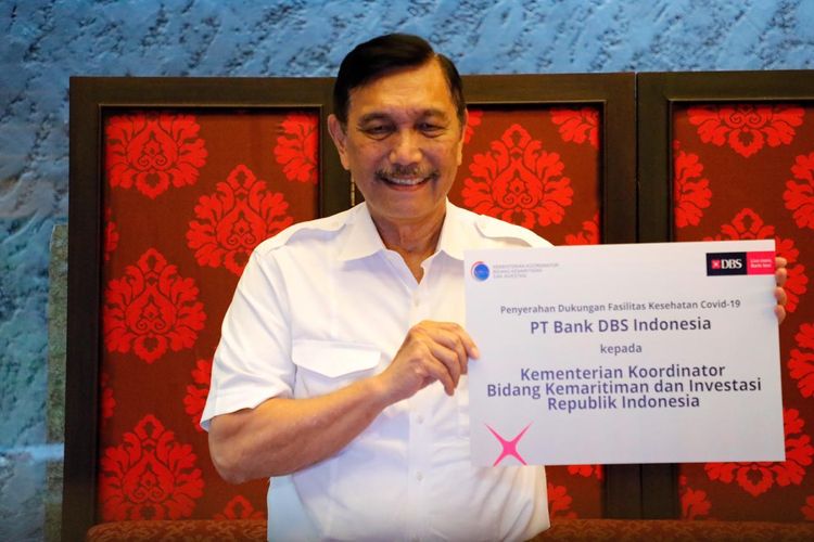 Menko Kemaritiman dan Investasi Luhut Binsar Pandjaitan menerima donasi dari Bank DBS yang akan disalurkan kepada tenaga medis Indonesia, Jakarta, Kamis (14/5/2020).