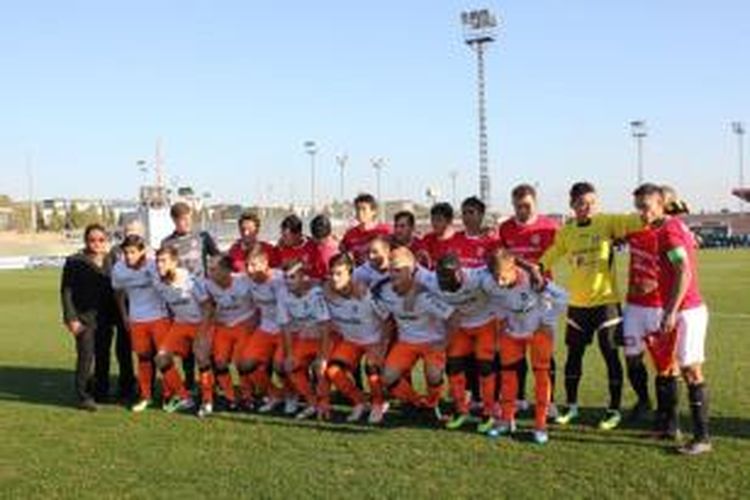 Indonesia XI dan Valencia berfoto bersama sebelum kedua tim dalam laga persahabatan di Estadio Antonio Puchades, Ciudad Deportiva de Paterna, Valencia, Senin (9/12/2013) sore waktu setempat atau malam WIB.
