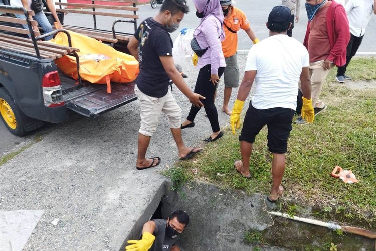 Tim Imafis Polres Maluku Tengah mengevakuasi sesosok mayat perempuan tanpa identitas dari dalam sebua gorong-gorong di Kota Masohi, Kabupaten Maluku Tengah, Rabu sore (9/3/2022)