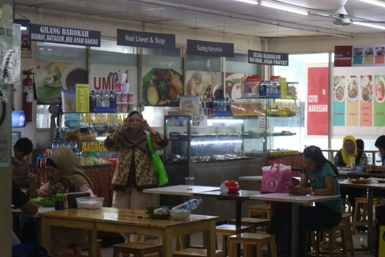 Tenant makanan di Stasiun Gambir