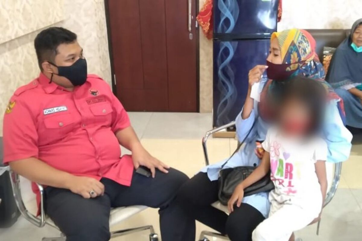 Santi Marisa (33) bersama putri sulungnya, Cantika Aurelia Ahmad (8) saat mrngunjungi ruangan fraksi PDIP di kantor DPRD Kota Surabaya, Senin (15/2/2021) lalu.