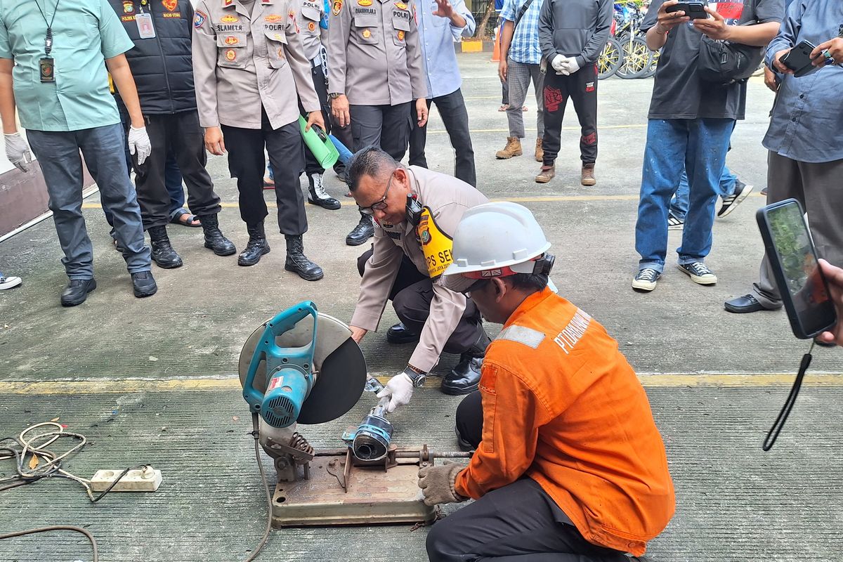 Kapolsek Koja Muhammad Syahroni musnahkan 300 knalpot brong di halamann parkir kantornya saat jumpa pers, Selasa (28/5/2024).