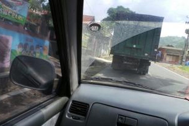 Sebuah mobil berada di belakang saat melintas di jalur Sumedang, Jawa Barat. Kondisi ini tidak akan terjadi karena Satlantas Polres Sumedang melarang truk melintas mulai H-7.