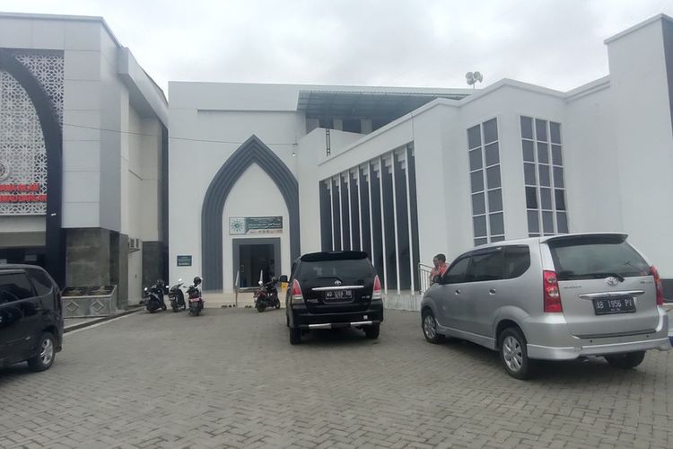 Polisi dan sekuriti cek lokasi pencurian di parkiran komplek Kampus 6 Universitas Ahmad Dahlan di Kabupaten Kulon Progo, Daerah Istimewa Yogyakarta.
