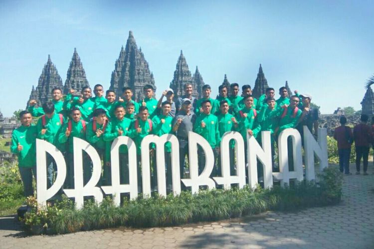 Para Punggawa Timnas Indonesia U-16 saat berada di Candi Prambanan