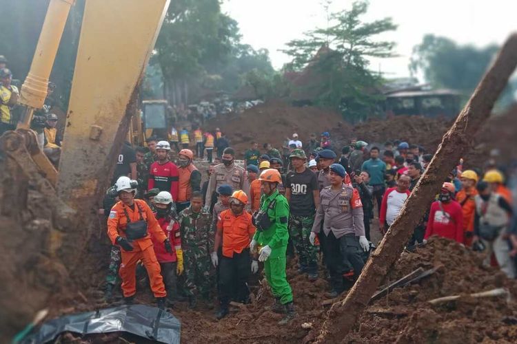 Proses evakuasi korban tertimbun longsor di ruas jalan nasional Cugenang, Kabupaten Cianjur, Jawa Barat, Selasa (22/11/2022) pascagempa M 5,6 Cianjur
