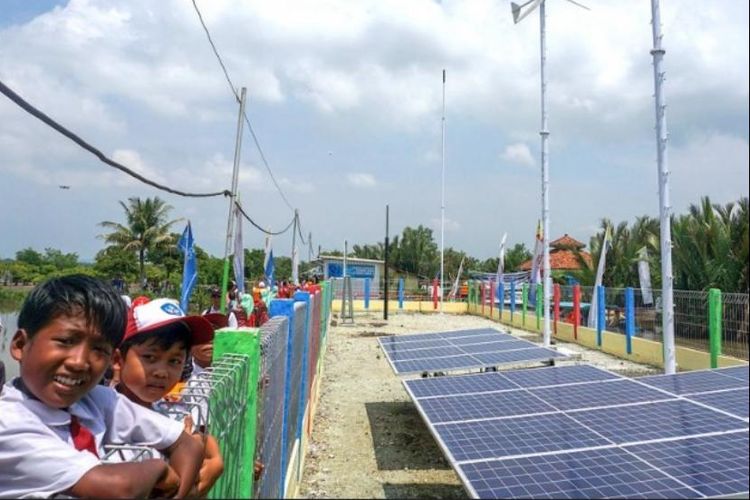 Hingga Oktober 2023, program Desa Energi Berdikari dari Pertamina telah menjangkau 63 desa di seluruh Indonesia. Dengan memanfaatkan energi surya, air, angin dan biogas, Desa Energi Berdikari Pertamina berhasil mengurangi emisi karbon hingga 565.978 ton setiap tahunnya.