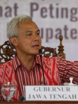 Gubernur Jawa Tengah Ganjar Pranowo saat memberikan arahan kepada Pj Bupati Jepara di Kabupaten Jepara, Selasa (31/5/2022)