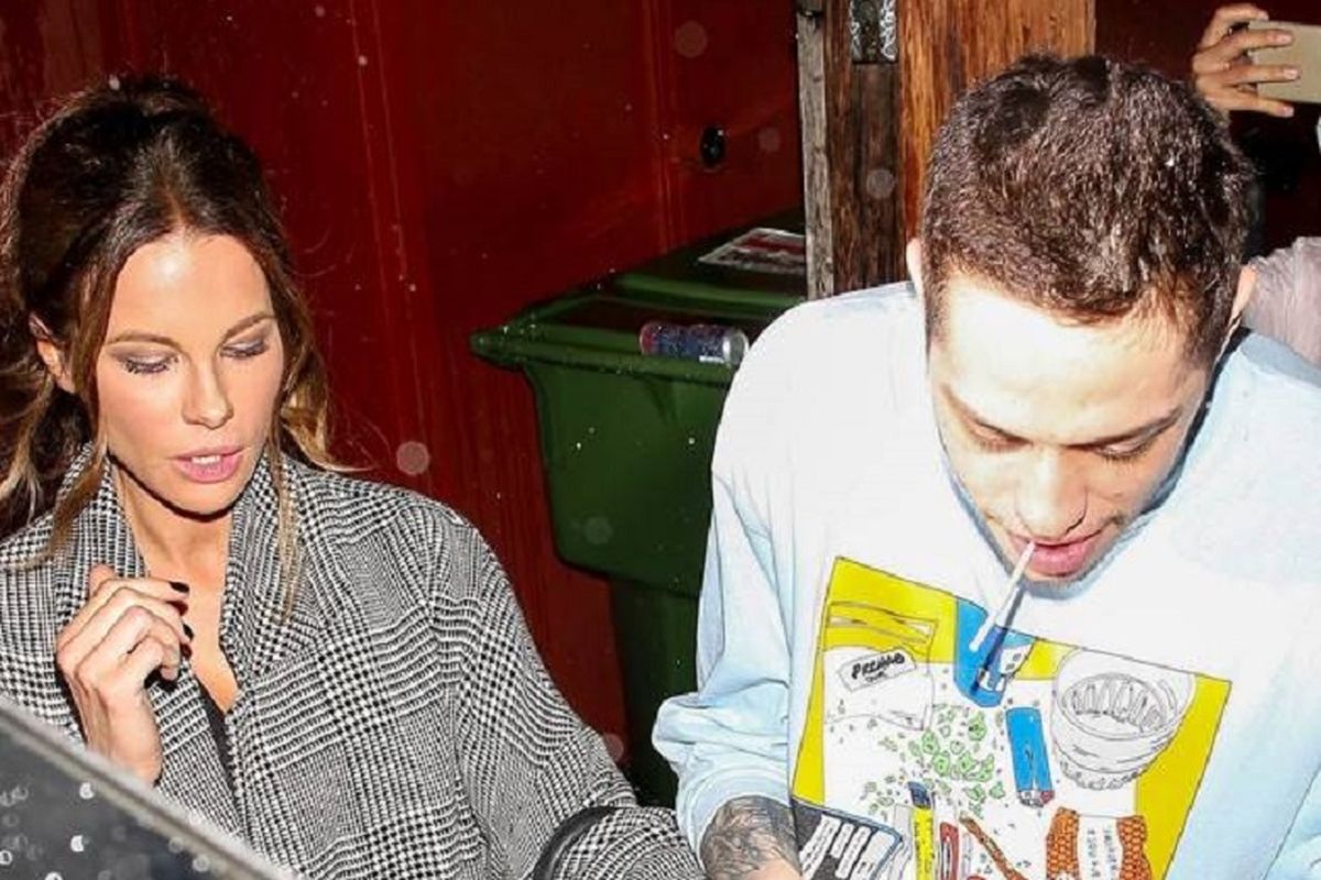 Kate Beckinsale dan Pete Davidson tertangkap kamera berpegangan tangan di Los Angeles, AS, Jumat (2/2/2019).