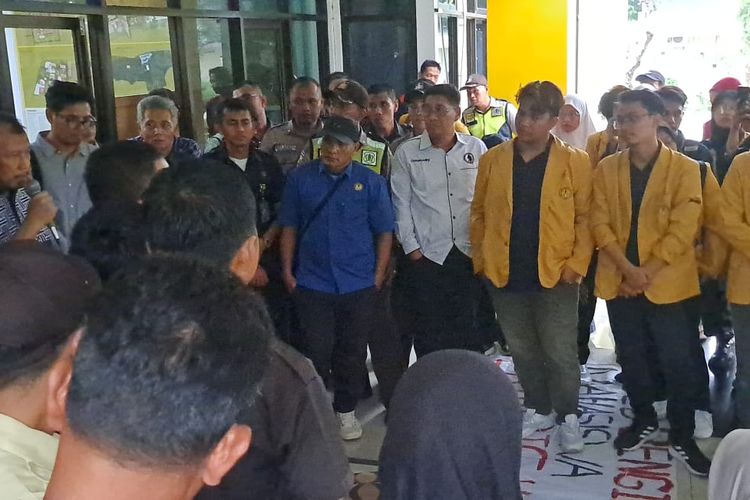 Mahasiswa Unsoed demonstrasi mengenai biaya UKT di depan Rektorat Unsoed Purwokerto, Jawa Tengah, Rabu (12/6/2024).