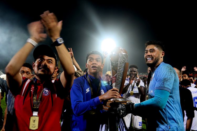 Penjaga gawang Arema FC Teguh Amiruddin dan Adilson Maringa merayakan juara Piala Presiden 2022 setelah menahan imbang Borneo FC 0-0 pada final leg kedua di Stadion Segiri Samarinda, Minggu (17/7/2022) malam.