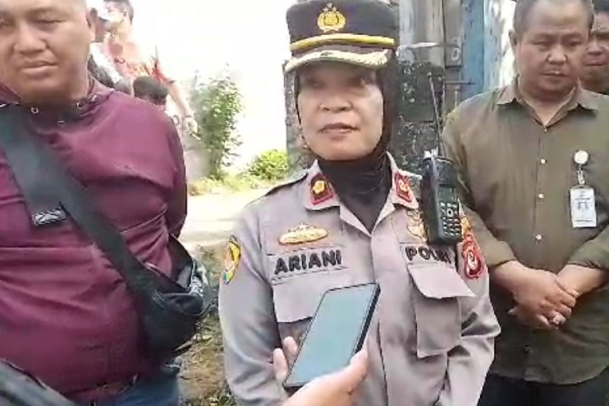 Kapolsek Tanah Sareal Komisaris Polisi Ariani saat diwawancara soal temuan kuburan yang diduga berisi jasad bayi di Kelurahan Sukaresmi, Kecamatan Tanah Sareal, Kota Bogor, Jawa Barat, Jumat (28/7/2023).