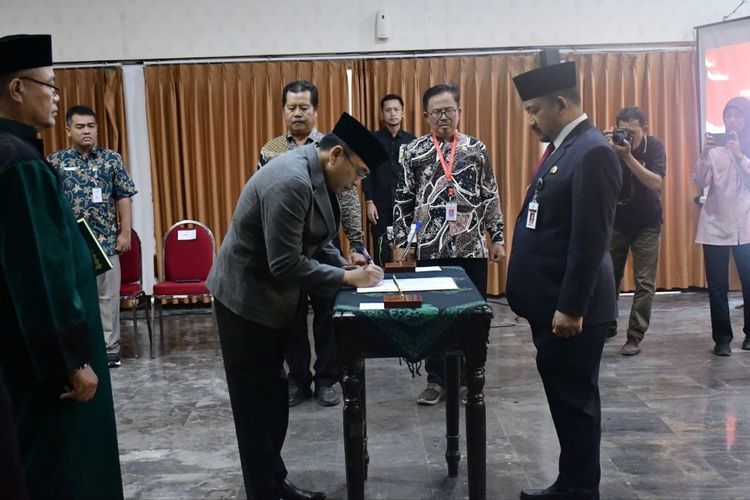 Bupati Pemalang Anom Widiyantoro melantik Penjabat (Pj) Sekretaris Daerah (Sekda) Kabupaten Pemalang Endro Johan Kusuma di Gedung Sasana Bakti Praja, Jumat (24/10/2025).