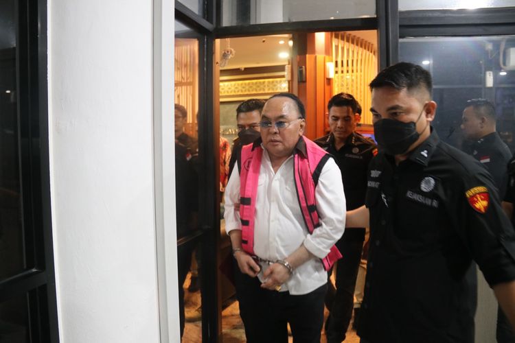 Anggota Komisi I DPR RI dari Fraksi PDI-P Ismail Thomas (IT) menjadi tersangka kasus korupsi pemalsuan dokumen pertambangan di Kutai Barat, Kalimantan Timur.