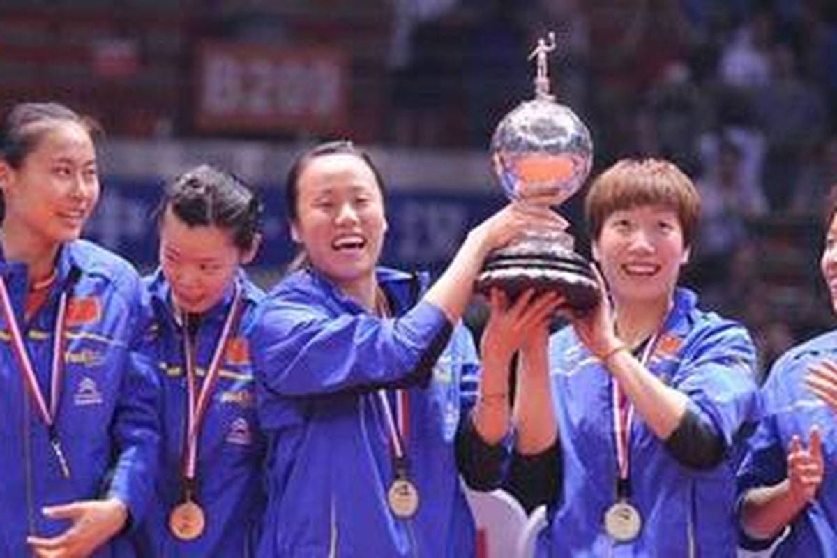 Para pemain puteri China memegang trofi Piala Uber setelah menjadi juara dalam Kejuaraan Dunia Bulutangkis Beregu Puteri di Wuhan. China mengalahkan Korea Selatan di babak final, Sabtu (26/5).