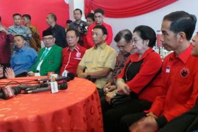 Presiden terpilih Joko Widodo, Ketua Umum PDI Perjuangan Megawati Soekarnoputri, wakil presiden terpilih Jusuf Kalla, Ketua Umum Partai Hanura Wiranto, Ketua Umum PKPI Sutiyoso, Plt Ketua Umum PPP Emron Pangkapi, dan Wakil Ketua Umum PAN Dradjad Wibowo (kanan-kiri) hadir dalam Rapat Kerja Nasional IV PDI Perjuangan di Semarang, Jawa Tengah, Jumat (19/9/2014).