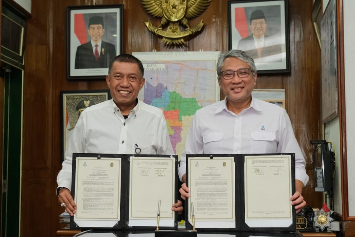 Walikota Yogyakarta Haryadi Suyuti dan Direktur Utama PGN Gigih Prakoso saat menandatangani menandatangani nota kesepahaman penyediaan infrastruktur dan pemanfaatan gas bumi untuk mendukung program Smart City Yogyakarta, Senin (2/9/2019).