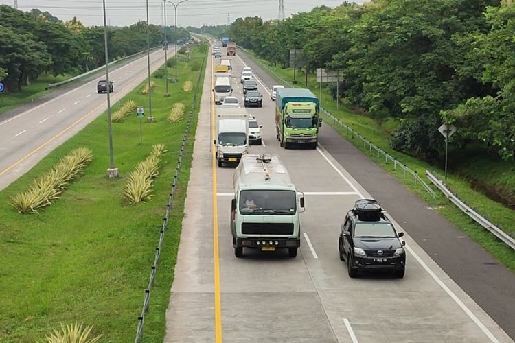 Sejumlah kendaraan terpantau melintas Tol Cipali Kilometer 187 Kecamatan Palimanan Kabupaten Cirebon, Jumat pagi (23/12/2022). 