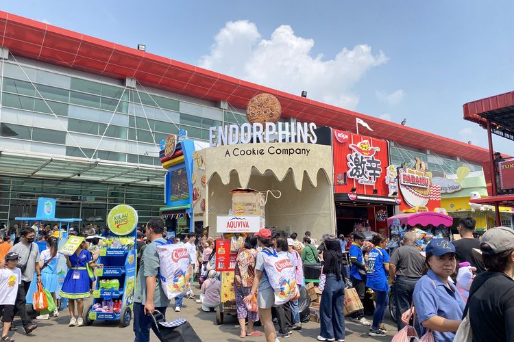 Terik Matahari Tak Jadi Penghalang, Area Kuliner Jakarta Fair Tetap Dipadati Pengunjung