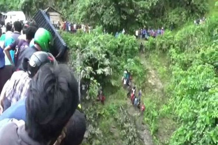 Truk torontan bermuatan peti kemas terjungkal ke sungai di Mamuju, Sulawesi Barat. Sopir terjepit dievakuasi setelah badan truk dipotong dengan mesin gerinda.