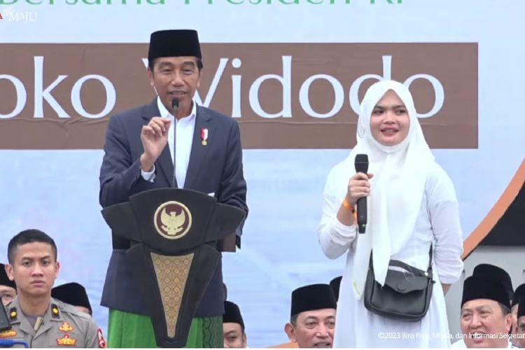 Presiden Joko Widodo memberikan kuis kepada warga dengan hadiah sepeda saat menghadiri Istighosah dan Doa Bersama Rabithah Melayu-Banjar di Tabalong, Jumat (17/3/2023).