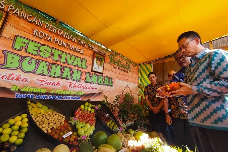 Festival Buah-buahan Lokal yang digelar Pemerintah Kota (Pemkot) Pontianak, Kalimantan Barat di Taman Alun Kapuas, Jumat (31/1/2020). 