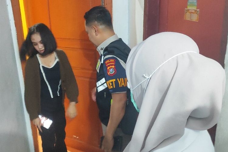 Dantim Perintis Polda Sultra Bripka Boy Sagara didampingi dokter RS Bhayangkara menjemput anak kos yang sakit maag dari kamar kosnya di Jalan Ahmad Yani Kendari, Kamis (8/10/2026) malam.
