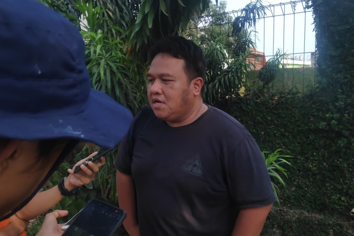 Aktivis sekaligus jurnalis senior, Dandhy Dwi Laksono di sekitar kediamannya di Jatiwaringin, Jumat (27/9/2019).