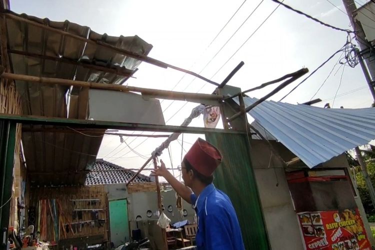 Subhan, pemilik warung di Desa Pegagan Lor, Kecamatan Kapetakan, Kabupaten Cirebon Jawa Barat menunjukkan rumahnya yang rusak terkena angin puting beliung, Senin petang (10/1/2013)