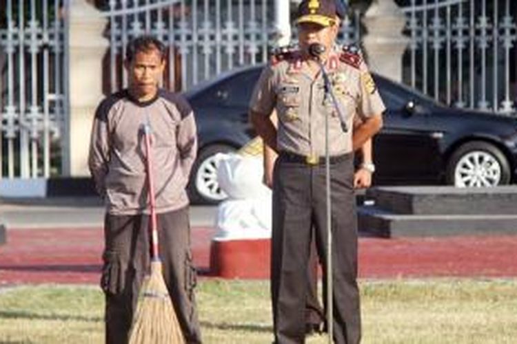 Inilah foto Kepala Kepolisian Daerah Nusa Tenggara Barat (NTB) Brigjen Pol Umar Septono bersama seorang tukang sapu mendapat banyak pujian para pengguna jejaring sosial Facebook. 