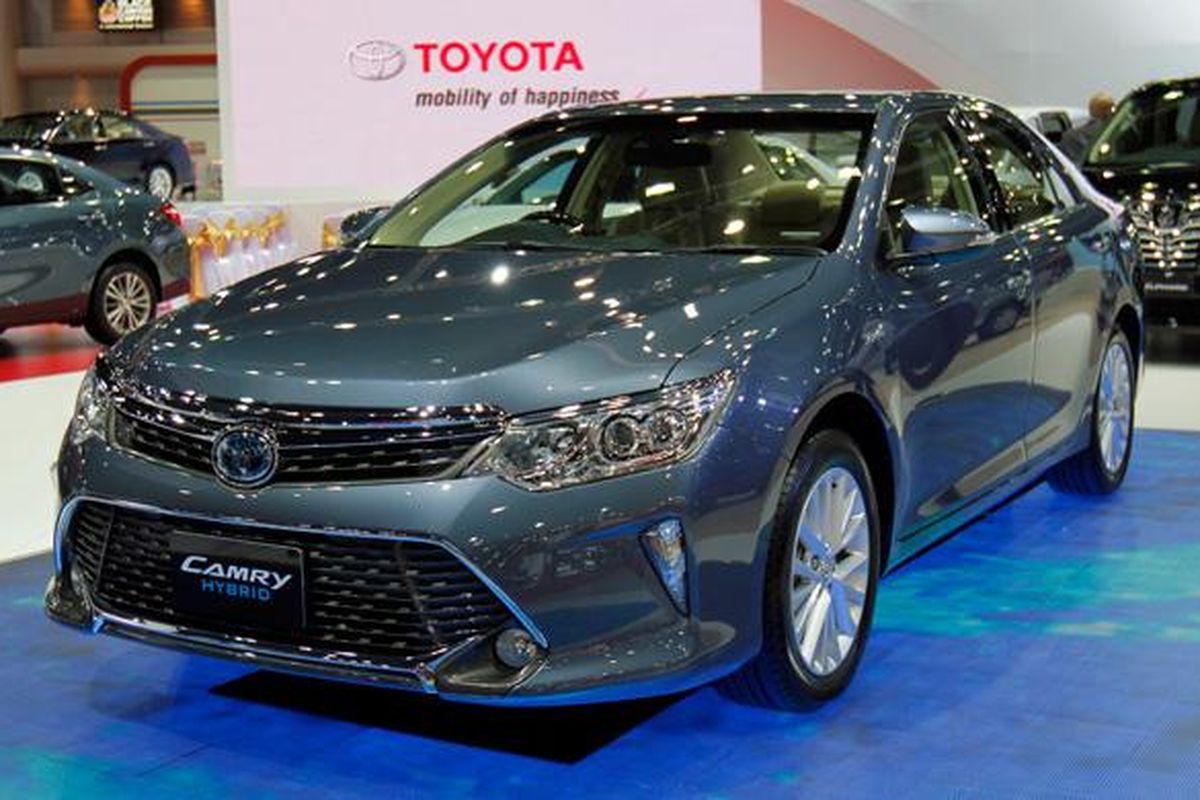 Toyota Camry Hybrid yang tampil di Bangkok International Motor Show 2015.
