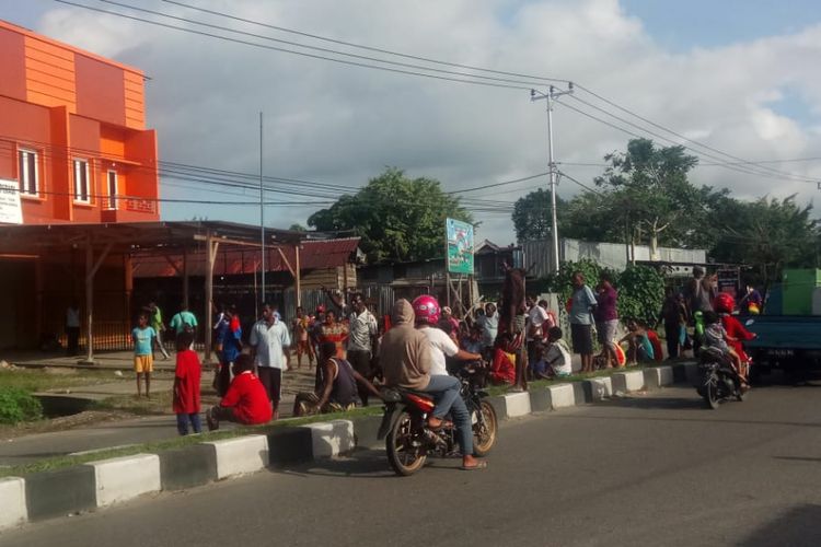 Massa saat memblokade ruasa jalan tepat di depan Kantor Koperasi TKBM