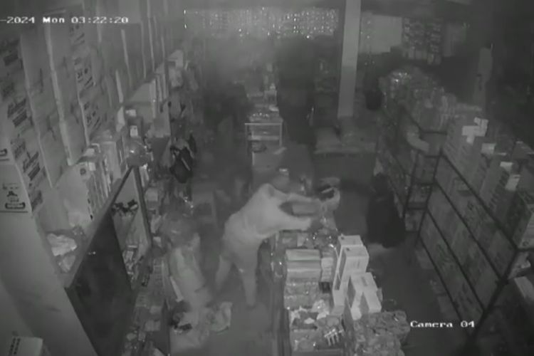 Tangkapan layar rekaman CCTV aksi pencurian di sebuah toko di Malang, Senin (5/2/2024).
