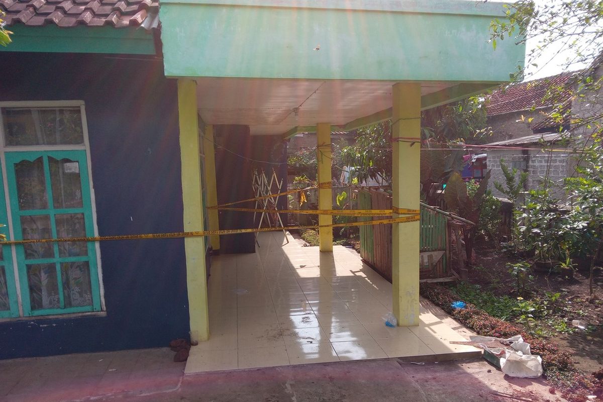 Salah satu lokasi korban pembunuhan berantai dikubur di halaman pekarangan rumah di Cianjur, Jawa Barat.