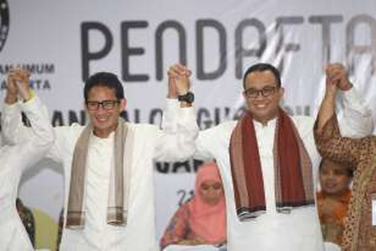 Anies Baswedan dan Sandiaga Uno diabadikan saat mendaftar di KPU DKI Jakarta, Jumat (23/9/2016). Anies dan Sandiaga resmi mendaftarkan diri sebagai pasangan bakal cagub dan cawagub Pilkada DKI Jakarta, setelah diusung oleh Partai Gerindra dan Partai Keadilan Sejahtera.