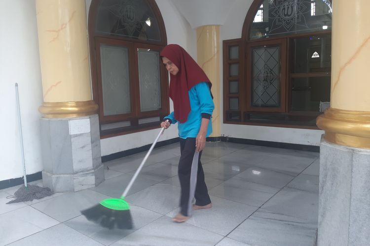 Nafiah membersihkan masjid agung jelang buka puasa, Senin (25/3/2024)