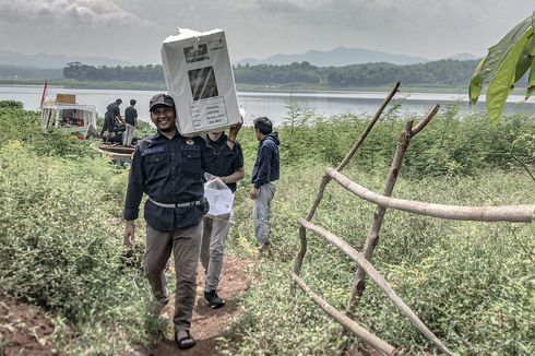 Perjuangan KPPS Bawa Logistik dari Kampung Terisolir di KBB, Terobos Hutan Pikul Kotak Suara
