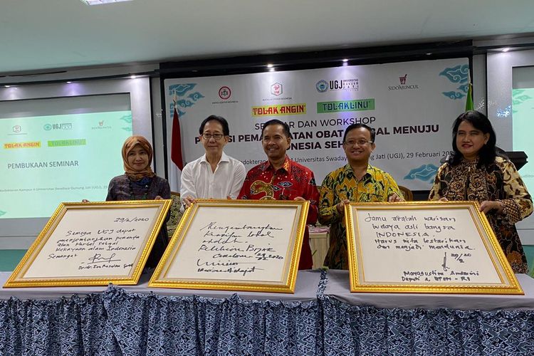 Direktur Sido Muncul Irwan Hidayat (kemeja putih) pada acara seminar herbal bertema ?Potensi Memanfaatkan Obat Herbal Menuju Indonesia Sehat? yang digelar di Universitas Gunung Jati, Cirebon, Sabtu (29/2/2020)