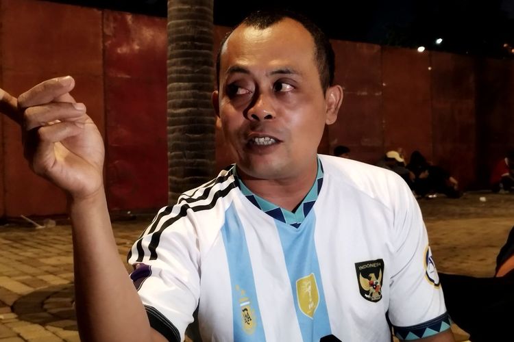 Karyawan swasta bernama Sudibyo (40) mengira ada layar tancap yang menyiarkan laga Indonesia-Argentina di Pintu A Plaza Barat GBK, Senayan, Jakarta Pusat, Senin (19/6/2023). (KOMPAS.com/XENA OLIVIA)