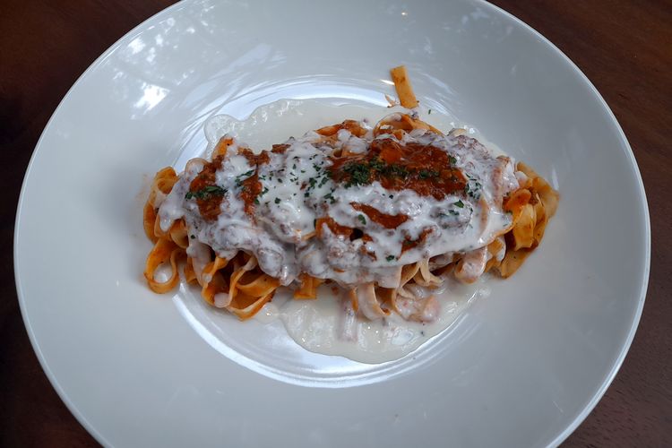 Fettuccine Con Ragu Alla Bolognese E Fonduta Al Parmigiano. 