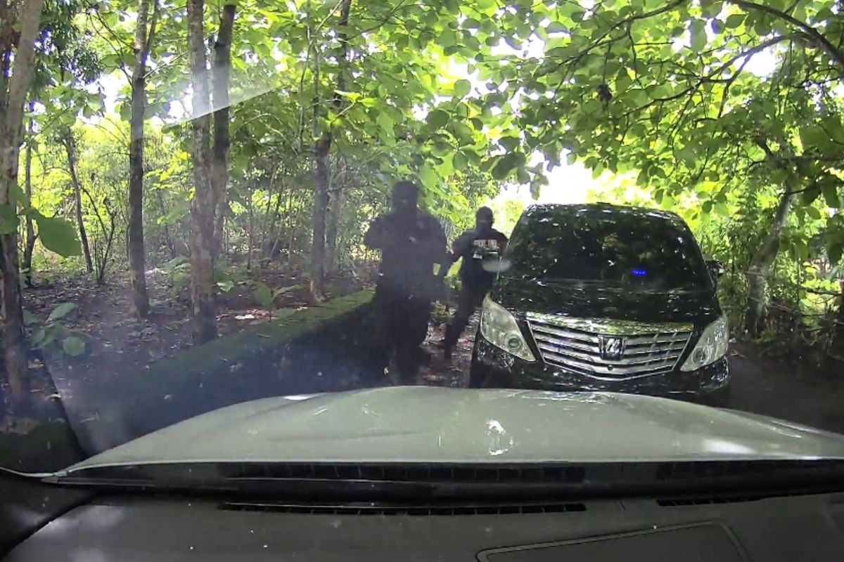 Tangkapan layar video detik-detik komplotan warga negara asing (WNA) merampok WNA asal Ukraina, di Kuta Selatan, Kabupaten Badung,Bali, pada Minggu (15/1/2025). /Dok. rekaman video dari mobil korban. 