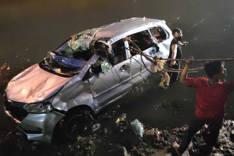 Mobil jenis Daihatsu Xenia yang diceburkan warga Jembatan Gledek, Kelurahan 13 Ilir, Kecamatan Ilir Timur I Palembang, Sumatera Selatan ke sungai telah dievakuasi petugas Dinas Perhubungan (Dishub) dan Polisi, Minggu (13/3/2022) malam.